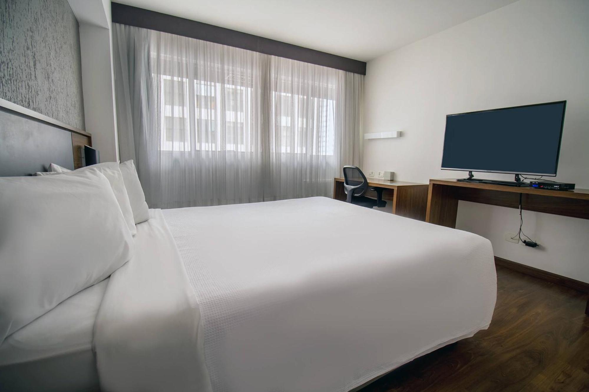 Hotel Deville Curitiba Esterno foto