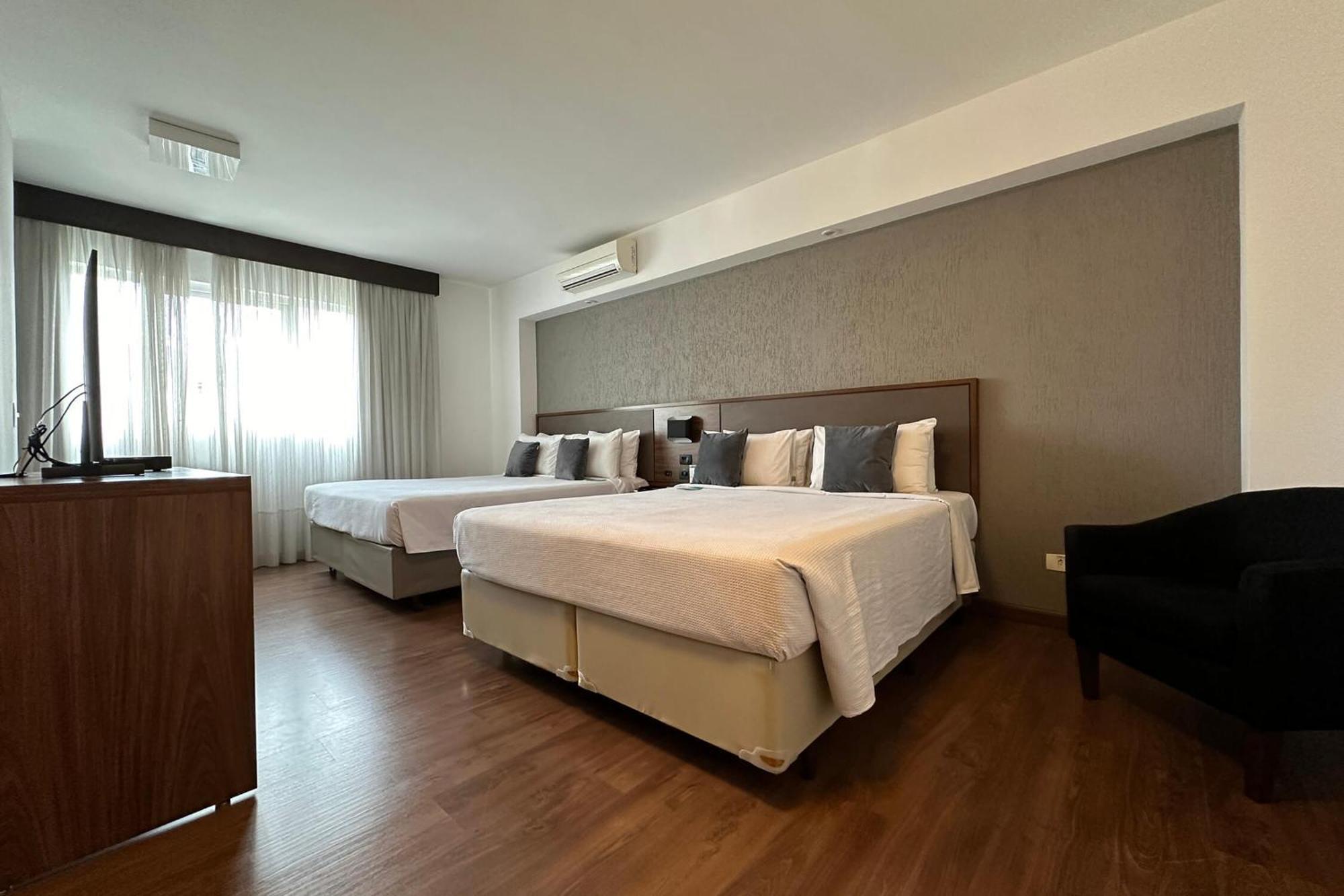 Hotel Deville Curitiba Esterno foto