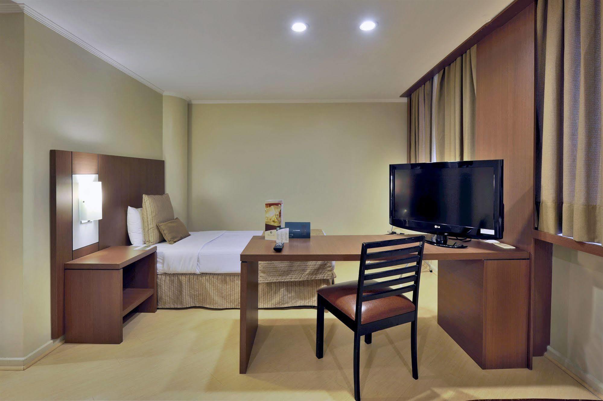 Hotel Deville Curitiba Esterno foto